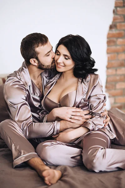 Mutlu gelecek anne pijamayla sarılmak, ebeveynler için bebek bekliyor, evli çift bir çocuk, uzun saçlı hamile kadın, gebelik, güzelliği için aşk bekliyor ve ailesinde destek