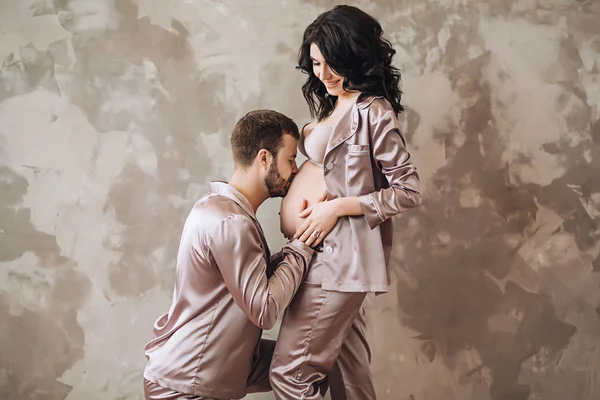 Viitorii părinți fericiți așteaptă copilul, cuplul căsătorit așteaptă un copil, o femeie însărcinată cu păr lung închis, frumusețea sarcinii, cuplul de familie în dormitor Fotografie de stoc