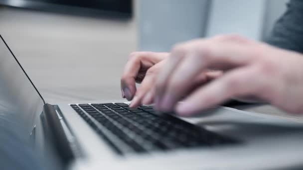 Hombre en jersey gris trabaja con su cuaderno, mans manos tipo en el teclado, hombre utiliza portátil, primer plano de las manos con portátil, la búsqueda de Internet, las redes sociales, el comercio electrónico y el bullicio — Vídeos de Stock