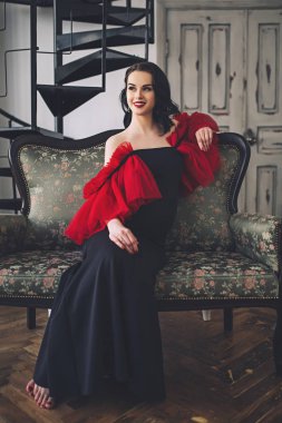 Çok güzel uzun gece elbisesi, sıcak gelecekte anne portresi, şık giysileri ile makyaj, kadında şık çekici hamile kadın parrents olma