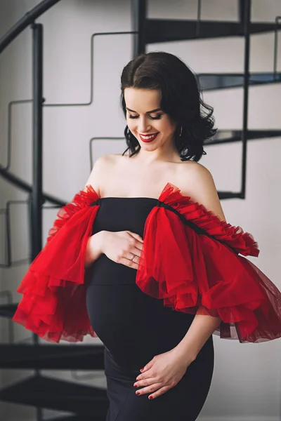 Çok güzel uzun gece elbisesi, sıcak gelecekte anne portresi, şık giysileri ile makyaj, kadında şık çekici hamile kadın parrents olma