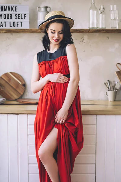 Moda portre çekici şık hamile kadının uzun kırmızı sarafan ve hasır şapka, parrents, gebelik, gelecekte anne için şık giyim olmak mutlu ve güzel hamile kadının, fotoğraf