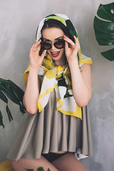 Renkli yaz giysileri, sıcak gelecekte anne portresi, şık giysileri ile makyaj, kadında şık çekici hamile kadın parrents olma