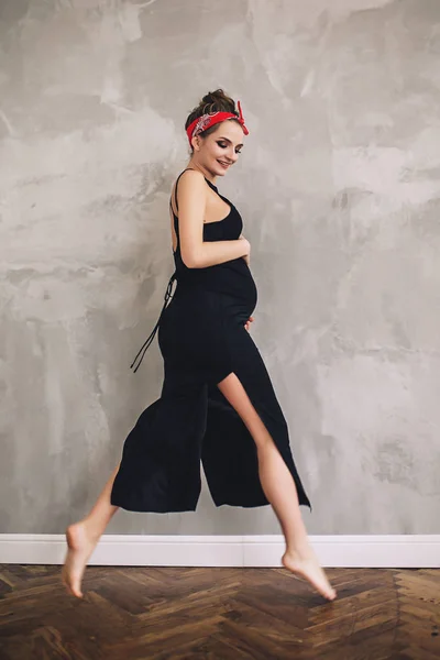 Retrato da mulher grávida bonita elegante com barriga grande e pernas longas em vestido de verão longo preto, futura mãe, esperando por uma criança — Fotografia de Stock
