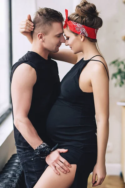 Güzel şık adam ve siyah giysili büyük göbek ile hamile kadın birbirine bakmak ve eğlenmek, gelecekteki parrents, bir çocuk için bekliyor