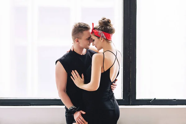 Güzel şık adam ve siyah giysili büyük göbek ile hamile kadın birbirine bakmak ve eğlenmek, gelecekteki parrents, bir çocuk için bekliyor