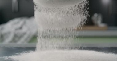 Un süzgeçten geçirilir, hamur yapılır, hamur yapılır, hamur işi yapılır, pişirme hazırlıkları yapılır, 4k Dci 120fps Prores 422 Hq 10 bit