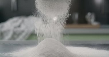 Un süzgeçten geçirilir, hamur yapılır, hamur yapılır, hamur işi yapılır, pişirme hazırlıkları yapılır, 4k Dci 120fps Prores 422 Hq 10 bit