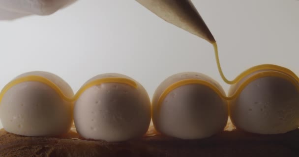 Кондитер додає солону карамель до сирних кульок на клерку, роблячи десерт з маскарпоном і карамеллю, солодке тістечко Чу, приготування торта в кафе, 4k DCI 120fps Пропозиції 422 HQ 10 bit — стокове відео