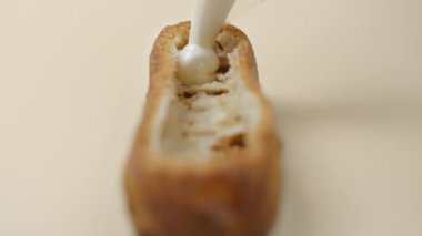 Şekerci ekini meyve reçeli ve kremayla dolduruyor, tatlı tatlıyı kafede yapıyor, choux pastası, Full HD 120fps Prores 422 Hq 10 bit