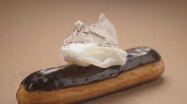 Şekerci ekinlerdeki beyaz çikolataya tarçın ekler, beyaz çikolatalı tatlı yapar, tatlı choux pastası, kafede kek pişirir, Full Hd 120fps Prores 422 Hq 10 bit