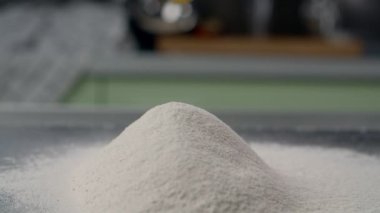 Şef çiğ yumurtayı yavaş çekimde una atar, yumurta sarısı 240 fps 'de düşer, hamur yapar, mutfakta yemek yapar, hamur işi yapar, Full Hd Prores 422 Hq 240 fps 10 bit