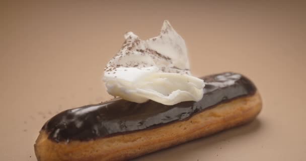 Confiseur ajoute de la cannelle au chocolat blanc sur l'éclair, faire le dessert avec du chocolat blanc, pâtisserie choux sucrée, gâteau de cuisine dans le café, 4k DCI120fps Prores 422 HQ 10 bits — Video