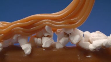 Hamur işindeki patlamış mısırın üstüne tuzlu karamel eklenir, mükemmel ekini pişirilir, tatlı choux pastası yapılır, kafede pasta yapılır, Full Hd 120fps Prores 422 Hq 10 bit