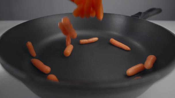 Petites carottes tombent au ralenti dans la casserole, légumes frais tombent en 240 ips, cuisson du mélange de légumes, repas végétariens à la carotte, Full HD Prores 422 HQ — Video