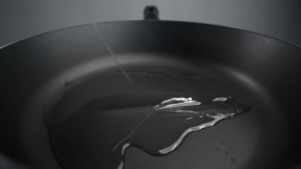 El aceite de girasol se vierte en la sartén caliente en cámara lenta, engrasando la sartén, preaprations para asar, cocinar con aceite de oliva, Full HD 240fps Prores HQ — Vídeos de Stock