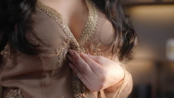 Seksi kadın gece elbisesinin yakasını çözer ve elini üzerinden geçirir, gece elbisesi giymiş kadın, mücevher işlemeli elbise, moda kıyafetleri içindeki şık seksi kadın, Full HD 120fps Prores Hq — Stok video