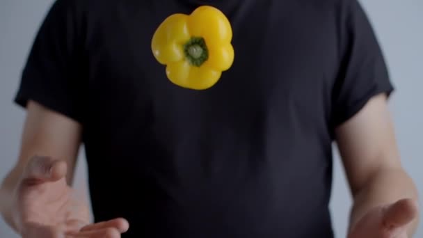 Chef kastar mogen gul bell pepper från hand till hand i slow motion, kock jonglerar grönsaker, matlagning vegetarisk mat, Full Hd 240fps Prores Hq — Stockvideo