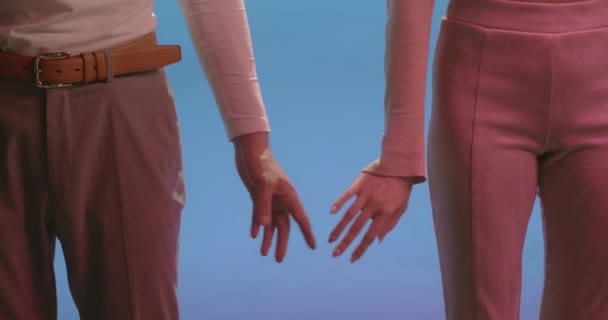 Muž a žena se drží za ruku, heterosexuální přátelství, osamělí lidé se setkali, začátek soucitu mezi mužem a ženou, 4k Dci Prores Hq — Stock video