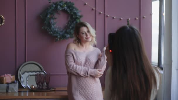 Schöne Frau posiert für den Fotografen beim Weihnachts-Fotoshooting, im Fotostudio mit professionellen, Model und Fotokünstler, macht die Foto-Porträts, volle hd 120fps prores hq — Stockvideo