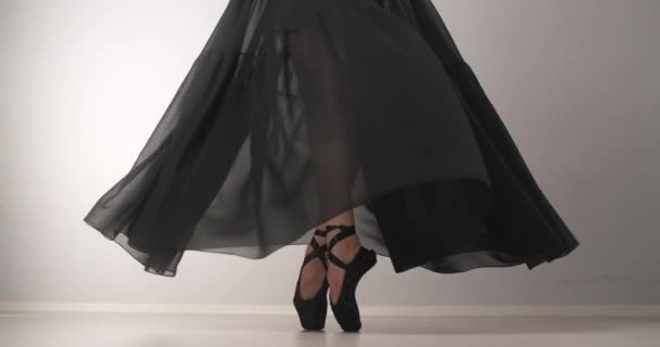 跳芭蕾舞的芭蕾的腿站在她的尖尖鞋的末端，女人用脚趾跳舞，舞者穿长裙，芭蕾舞排练，舞蹈练习，4k DCI — 图库视频影像