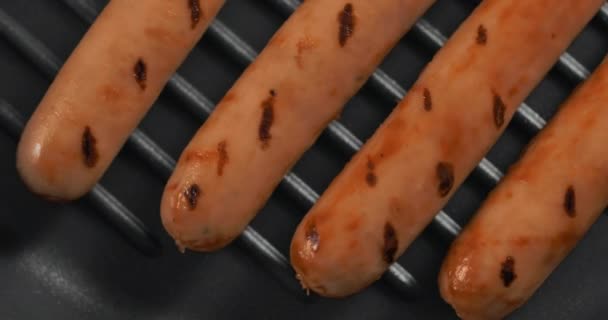 Pečené klobásy se objevují na pánvi v rohlíku, vaří se hotdogy s masovými výrobky, vařené kuře, 4k 60p 10 bit Prores HQ 422 — Stock video
