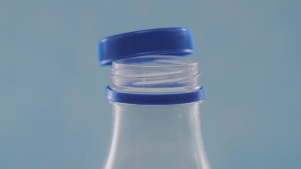 A tampa da garrafa se desenrosca da garrafa de leite em câmera lenta e voa para longe, o vídeo da bebida, a garrafa se abre no fundo, Full HD 240fps Prores HQ 10 bit — Vídeo de Stock