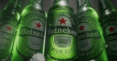 MINSK, BELARUS - 04.10.2020: buharda beş Heineken soğuk bira şişesinin destansı videosu, makro geniş çaplı heineken birası, su damlalarında çözülmüş bira şişeleri, 4k Prores 'te paketlenmiş masa başı