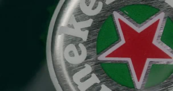 MINSK, BELARUS - 04.10.2020: Heineken şişe kapağının süper makro çekimi yavaş çekim dalgaları, ürün birası, Heineken ticari masa üstü, 4k 60p Prores HQ 10 bit — Stok video