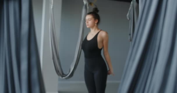 Attrayant jeune femme s'étire dans le studio de yoga de mouche, des cours de yoga au ralenti, personne fait des exercices physiques, étirement et gymnastique, 4k DCI 60p Prores HQ — Video