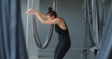 Çekici genç kadın kendini yoga stüdyosunda geriyor, yoga dersleri ağır çekimde, insan fiziksel egzersiz yapıyor, esneme ve jimnastik yapıyor, 4k DCI 60p Prores karargahı