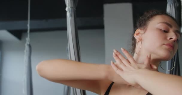 Attrayant jeune femme s'étire dans le studio de yoga de mouche, des cours de yoga au ralenti, personne fait des exercices physiques, étirement et gymnastique, 4k DCI 60p Prores HQ — Video