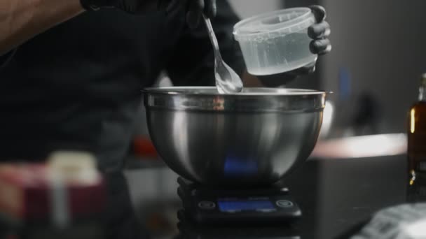 Chef neemt wat viskeuze glucose en doet het in een pan voor het smelten en koken van zoete dessert, chocolatier neemt druivensuiker voor het koken van de chocolade snoepjes, grondstoffen voor snoep en chocolade — Stockvideo