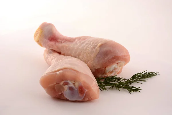 Çiğ tavuk bacağı.