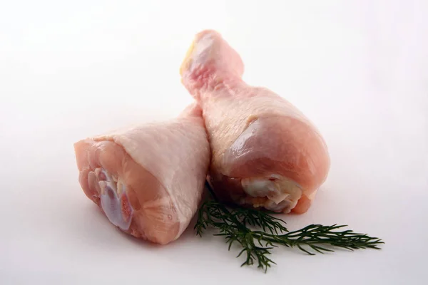 Çiğ tavuk bacağı.