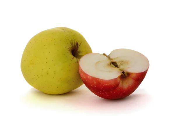 Bir sarı elma ve yarım kırmızı elma