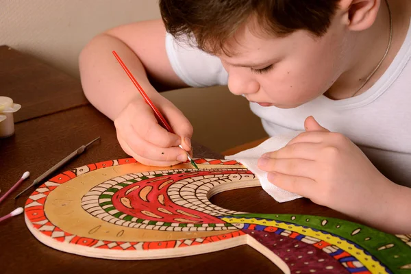 Bir çocuk el sanatları boyalar