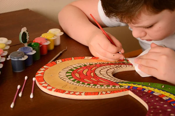 Bir çocuk el sanatları boyalar