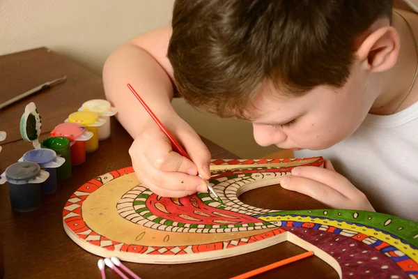 Bir çocuk el sanatları boyalar