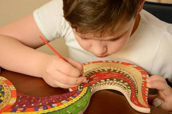 Bir çocuk el sanatları boyalar