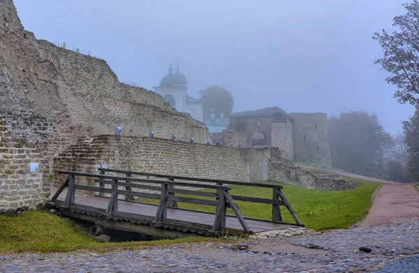 Foggy höstmorgon i den antika staden Izborsk. Sankt Nichola — Stockfoto