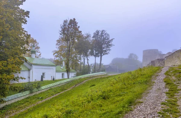Ködös őszi reggel Izborszk ősi városában. Szergej Csu. — Stock Fotó