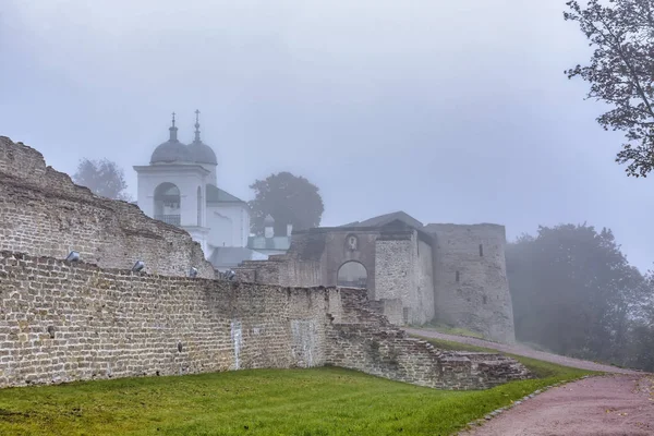 Туманное осеннее утро в древнем городе Изборске. Святой Феола — стоковое фото