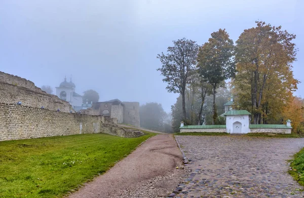 Mlhavé podzimní ráno ve starobylém městě Izborsk. — Stock fotografie