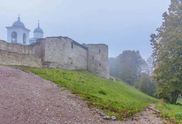 Mlhavé podzimní ráno ve starobylém městě Izborsk. Svatý Mikuláš — Stock fotografie