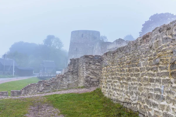 Foggy autumn morning in the ancient city of Izborsk. — Stock Photo, Image