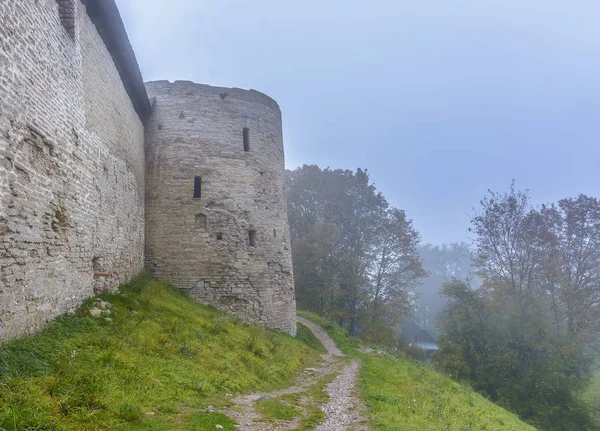 Izborsk antik şehrinde sisli bir sonbahar sabahı. — Stok fotoğraf