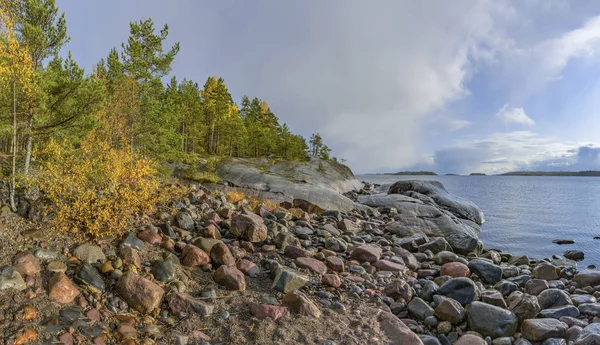 Ilha Kajosaari, lago Ladoga, Carélia, Rússia . — Fotografia de Stock