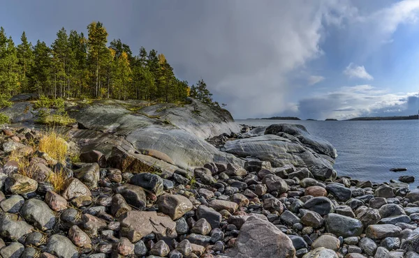 Ilha Kajosaari, lago Ladoga, Carélia, Rússia . — Fotografia de Stock