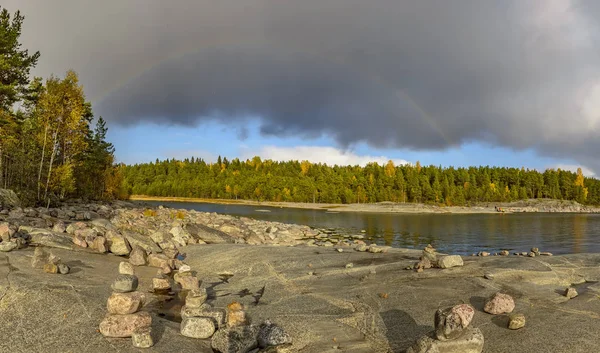 Wyspa Kajosaari, jezioro Ladoga, Karelia, Rosja. — Zdjęcie stockowe